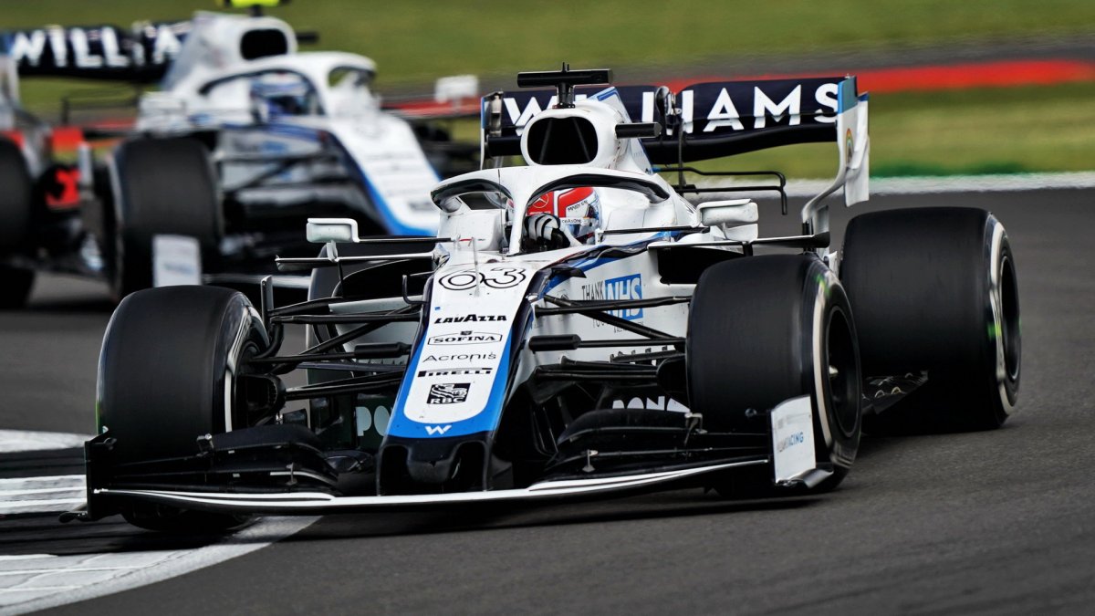 George Russell v závodě v Silverstone