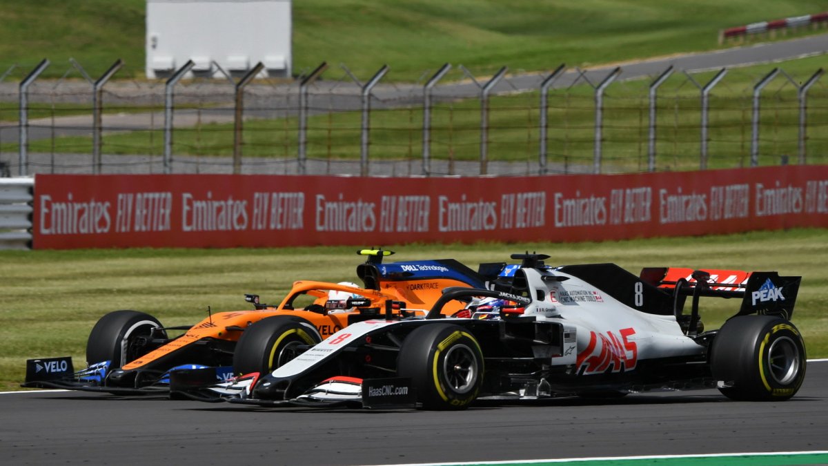 Lando Norris a Romain Grosjean v závodě v Silverstone