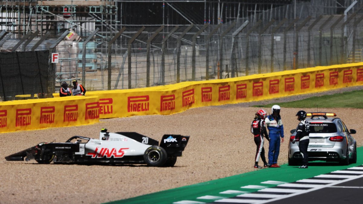 Kevin Magnussen po kolizi s Albonem odstoupil ze závodu v Silverstone