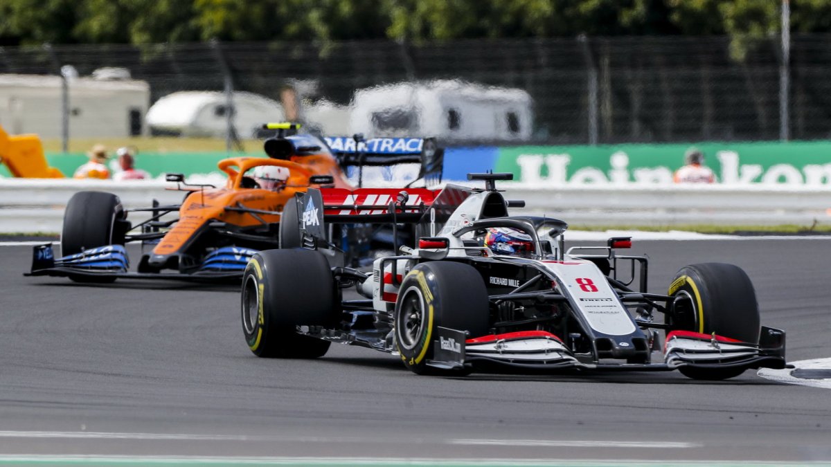 Romain Grosjean a Carlos Sainz v závodě v Silverstone
