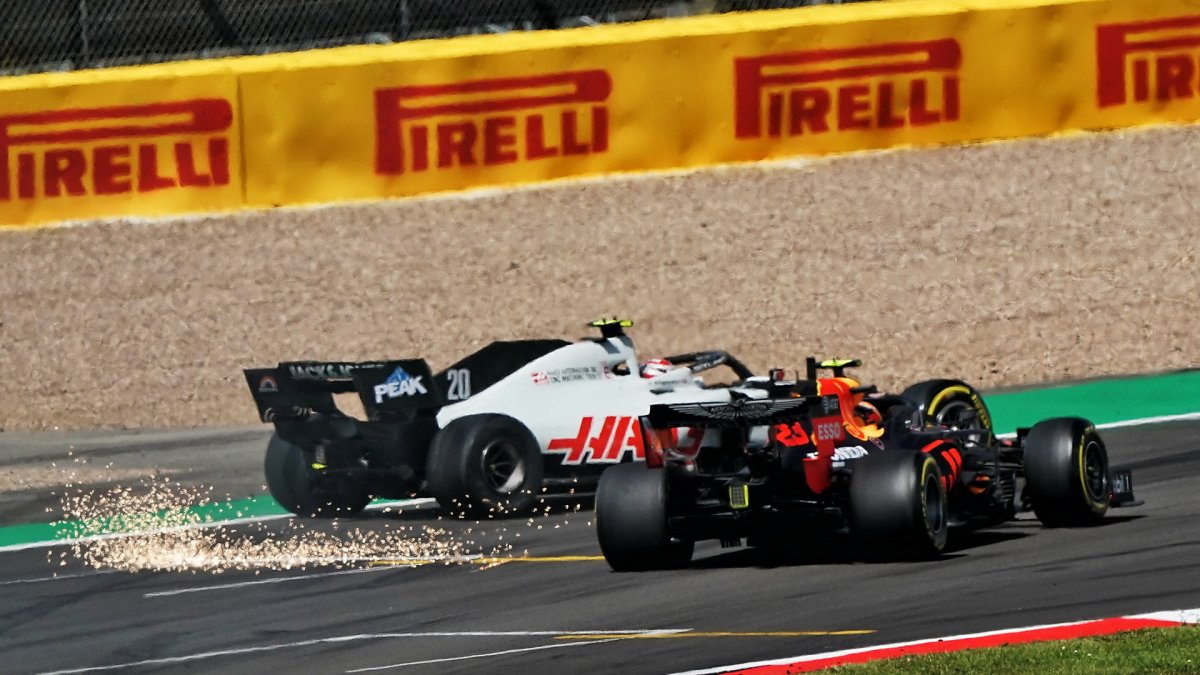 Kolize Kevina Magnussena a Alexandra Albona v závodě v Silverstone