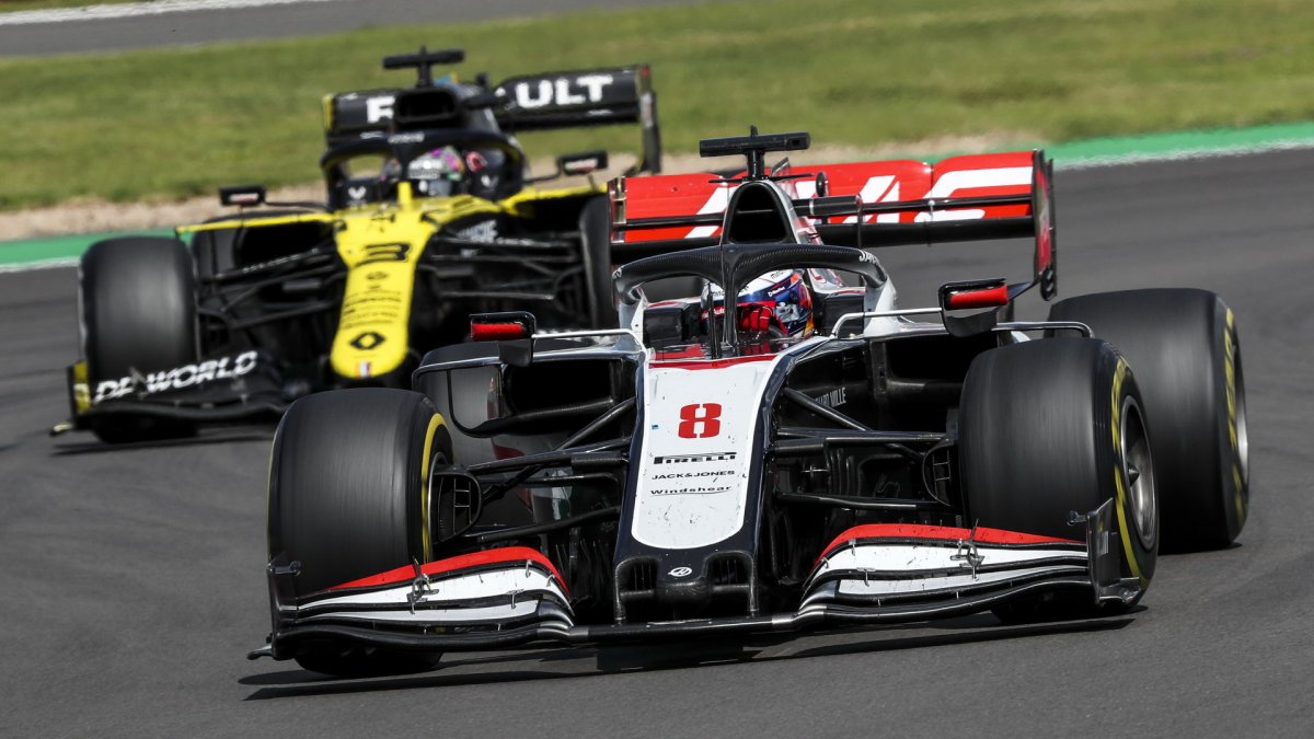 Romain Grosjean a Daniel Ricciardo v závodě v Silverstone