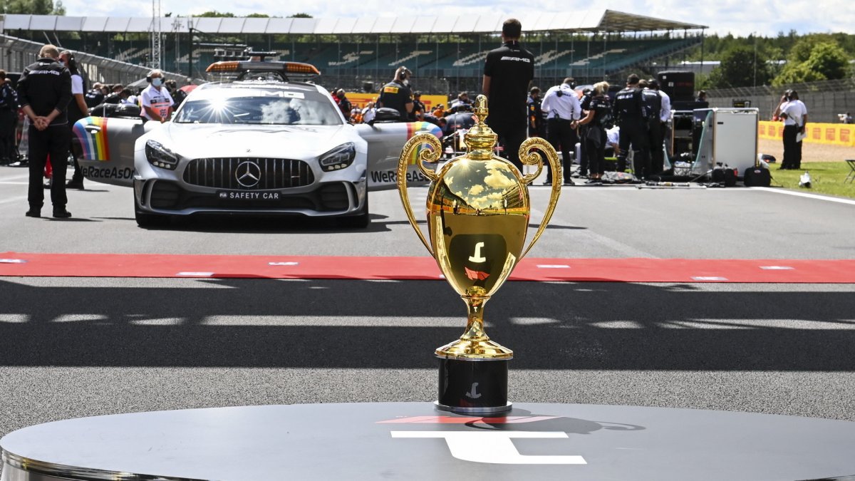 Přípravy pře startem závodu v Silverstone