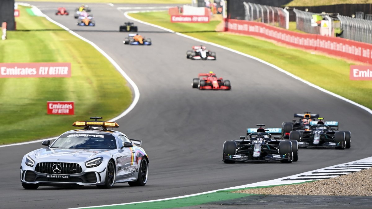 Lewis Hamilton za Safety carem v závodě v Silverstone