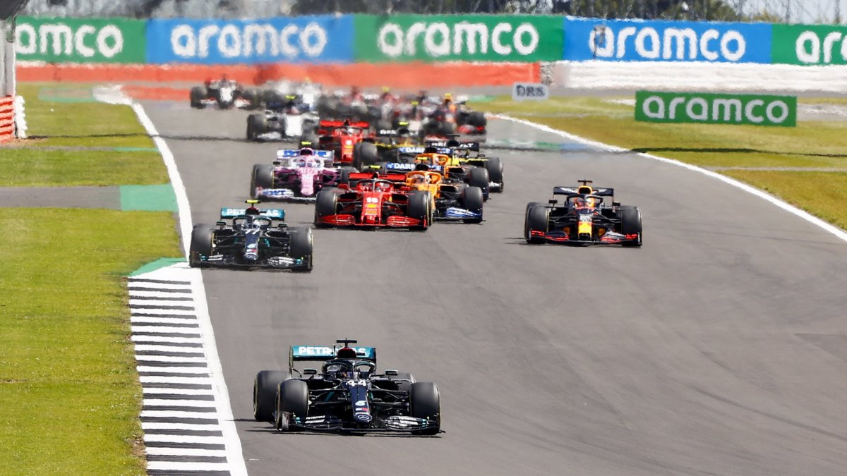 Lewis Hamilton po startu v závodě v Silverstone