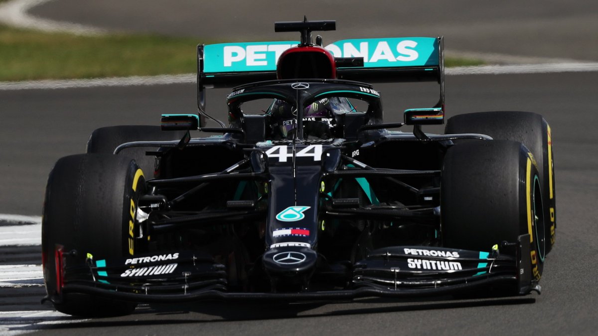 Lewis Hamilton v závodě v Silverstone