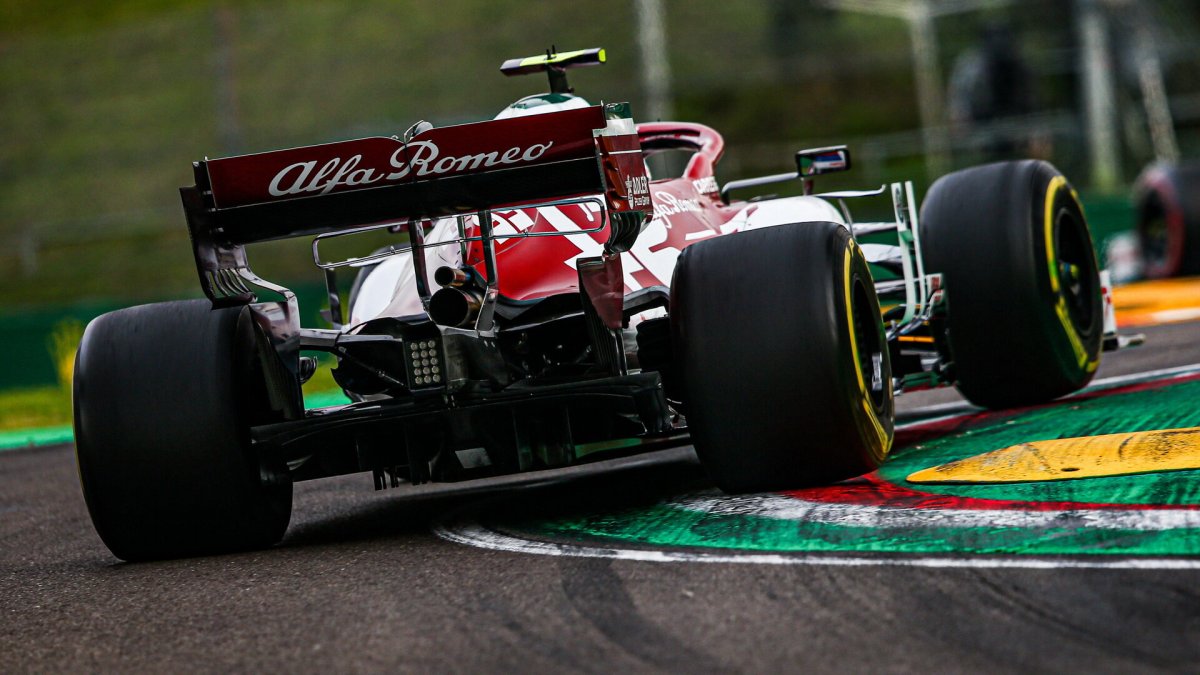 Antonio Giovinazzi při závodě v Imole
