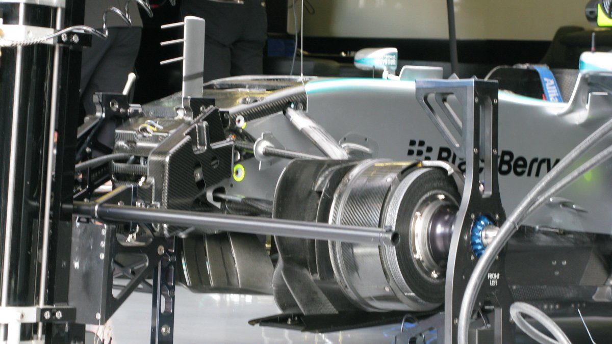 Zavěšení vozu Mercedes F1 W06 Hybrid