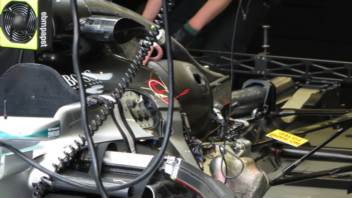 Výfuk a zadní zavěšení Mercedesu F1 W06 Hybrid