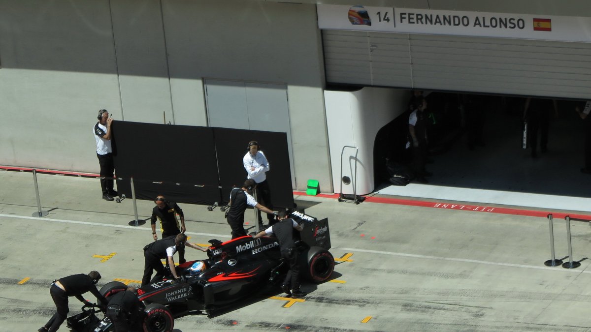 Alonso najíždí do garáže