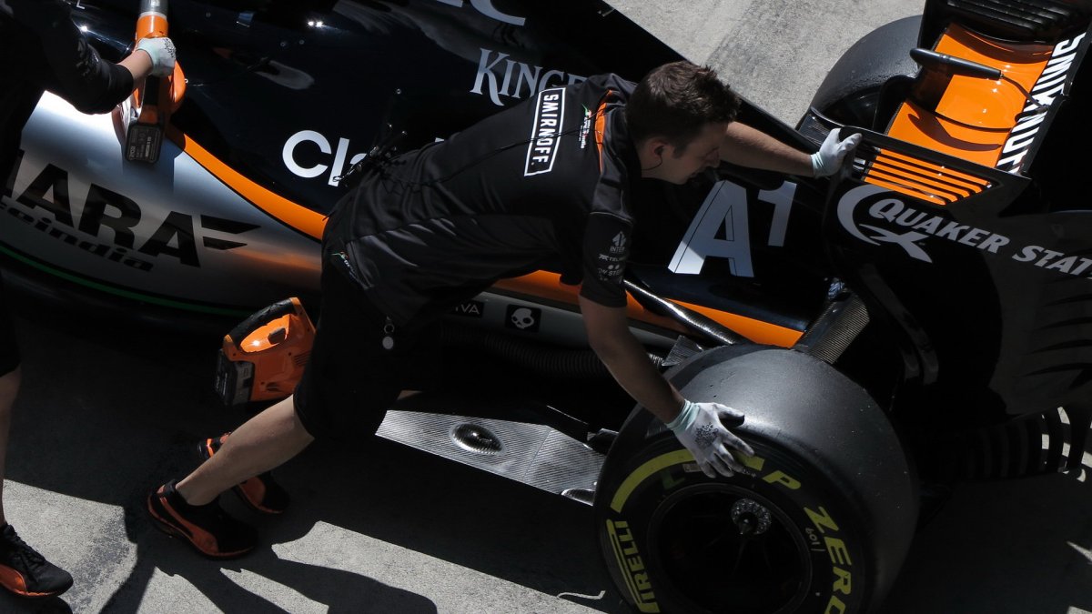 Pneumatiky na voze Force India VJM08 Mercedes