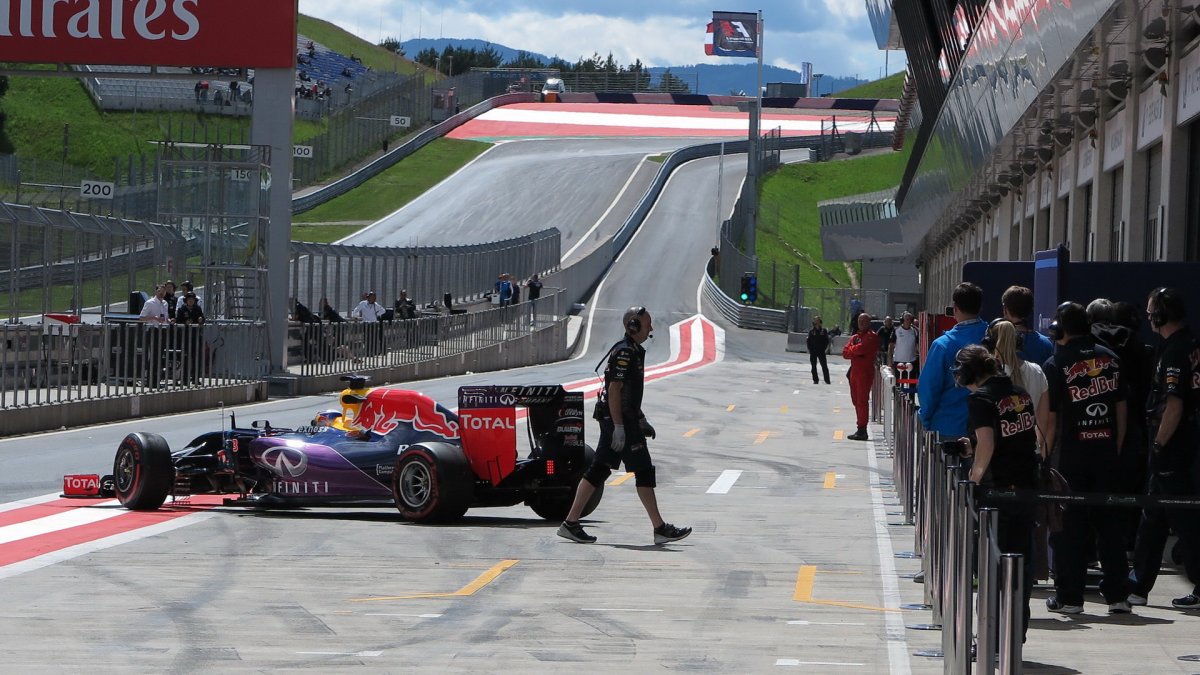 Ricciardo vyjíždí na trať