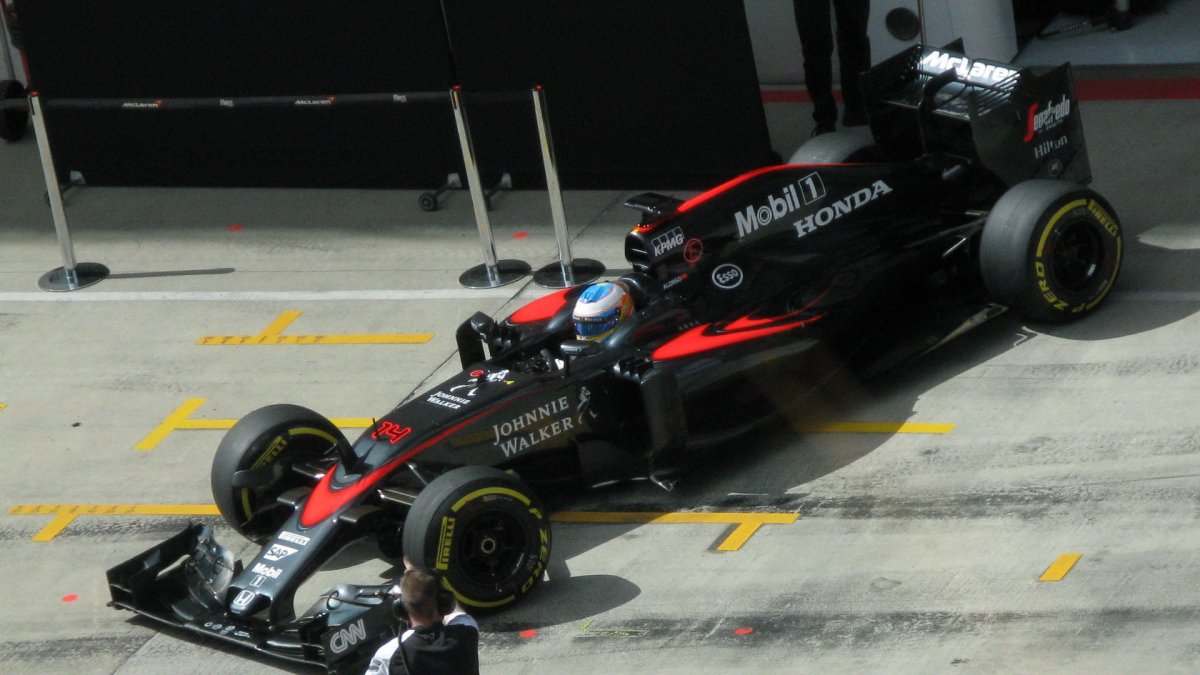 Alonso vyjíždí z boxů