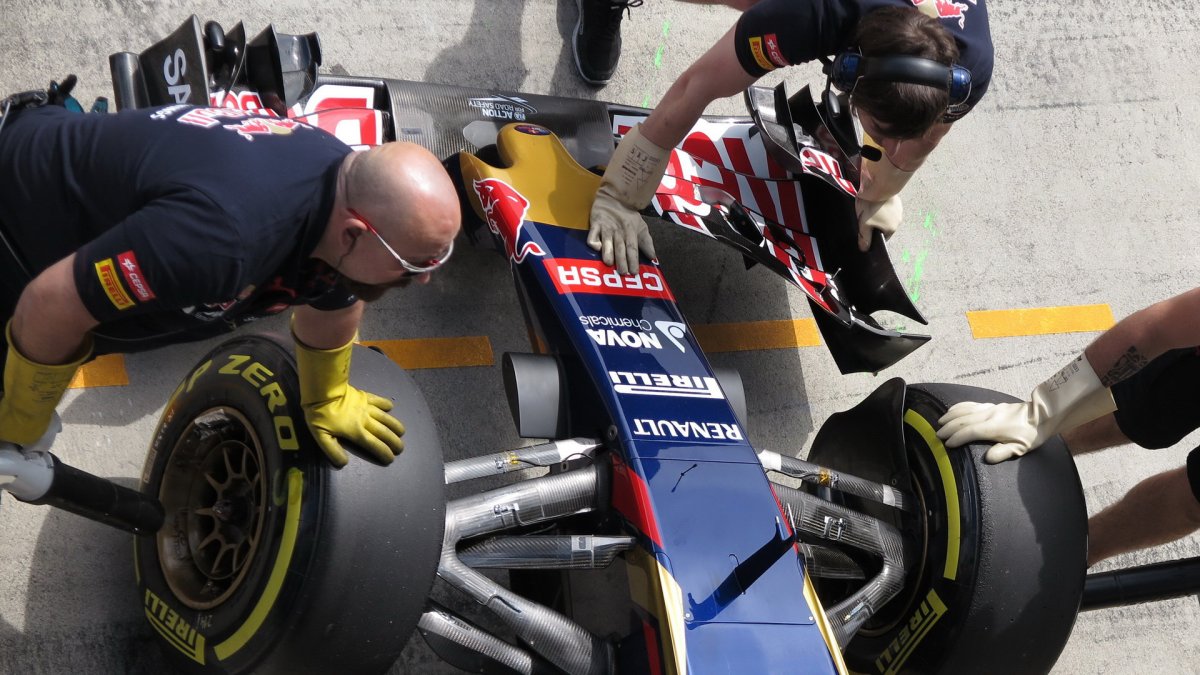Přední zavěšení vozu Toro Rosso STR10 Ferrari