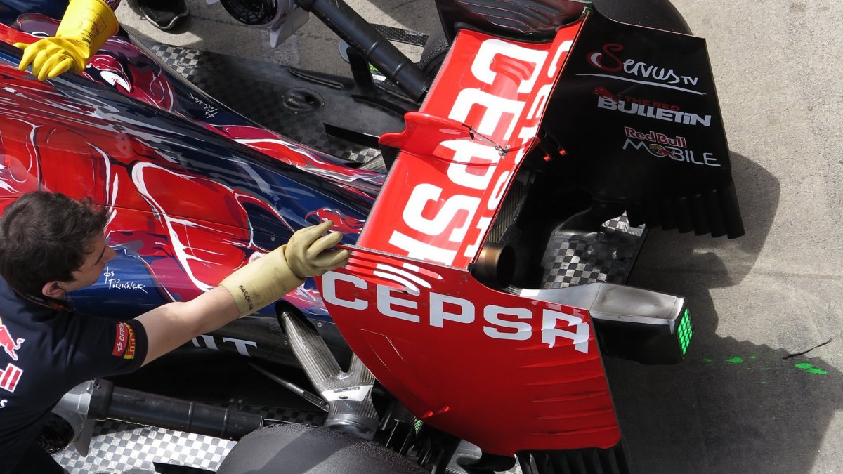 Zadní křídlo a výfuk vozu Toro Rosso STR10 Ferrari