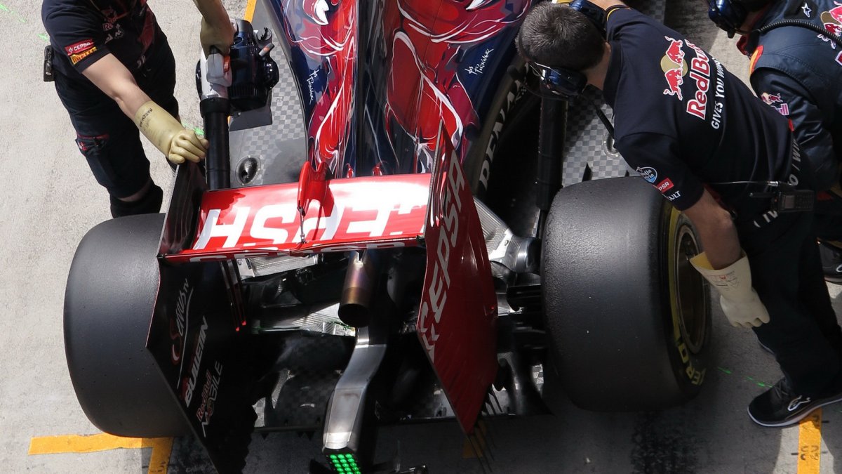 Zadní křídlo a výfuk vozu Toro Rosso STR10 Ferrari