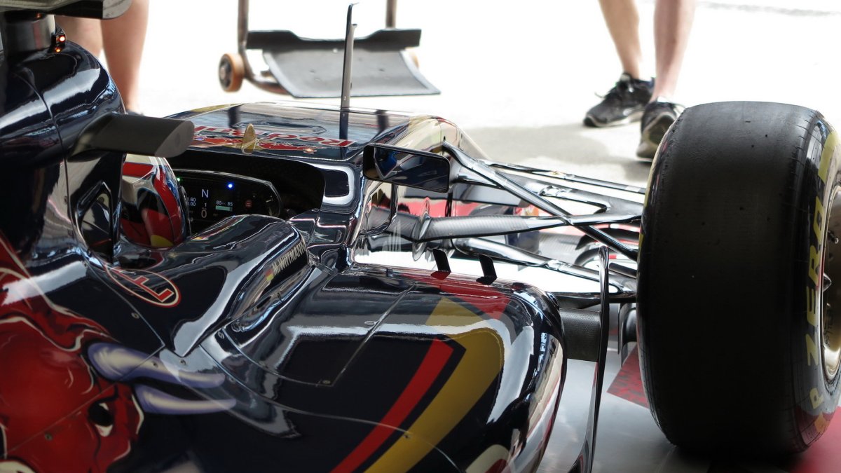 Zavěšení předního kola vozu Toro Rosso STR10 Ferrari