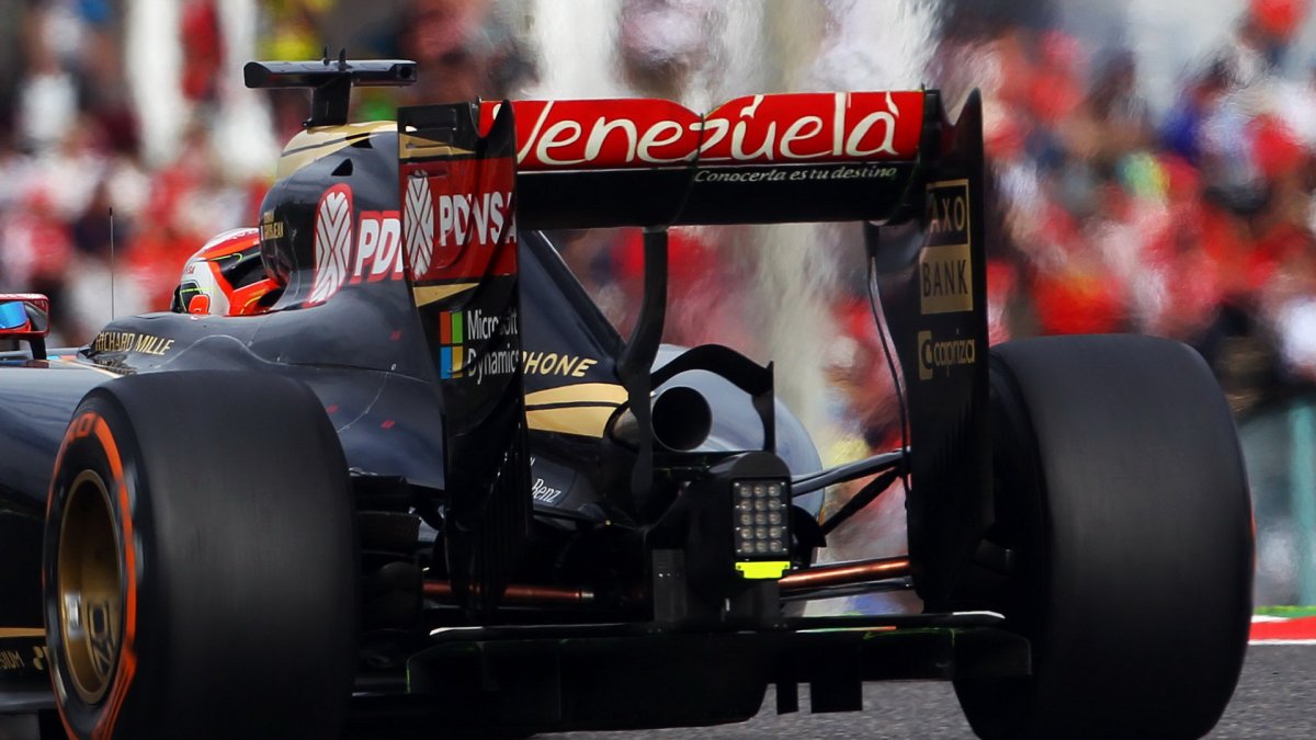 Difuzor a výfuk vozu Lotus E23 - Mercedes v Suzuce