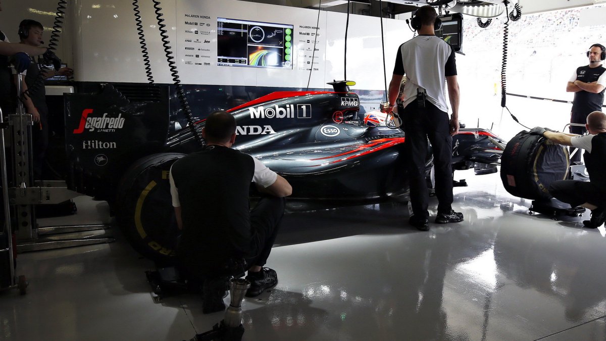 Jenson Button v boxech v Suzuce
