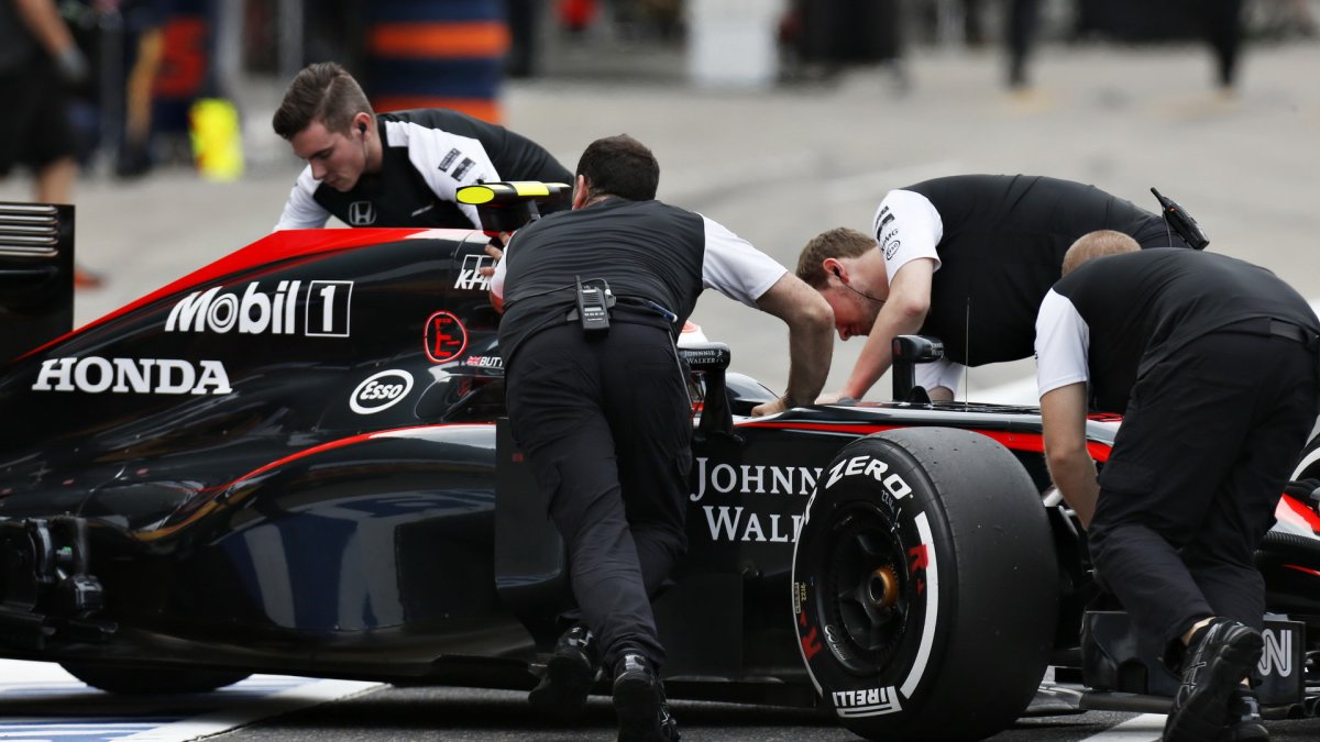 Jensona Buttona tlačí mechanici do boxů v Suzuce