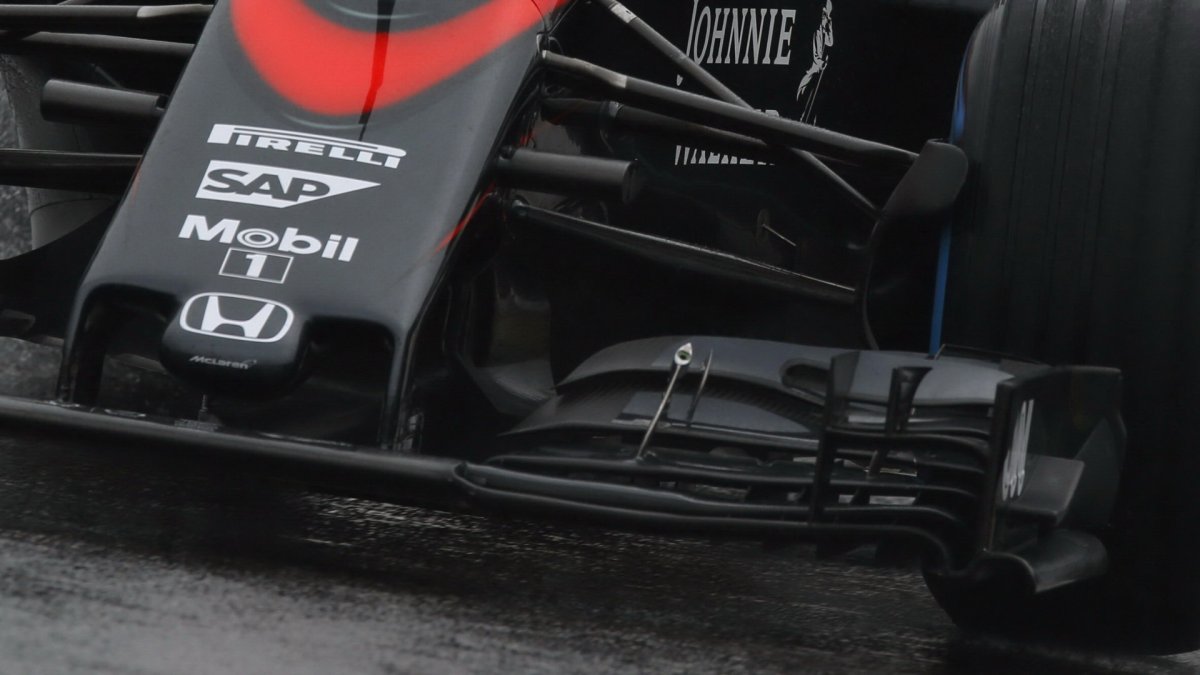 Detail předního křídla vozu McLaren MP4-30 Honda, GP Japonska (Suzuka)