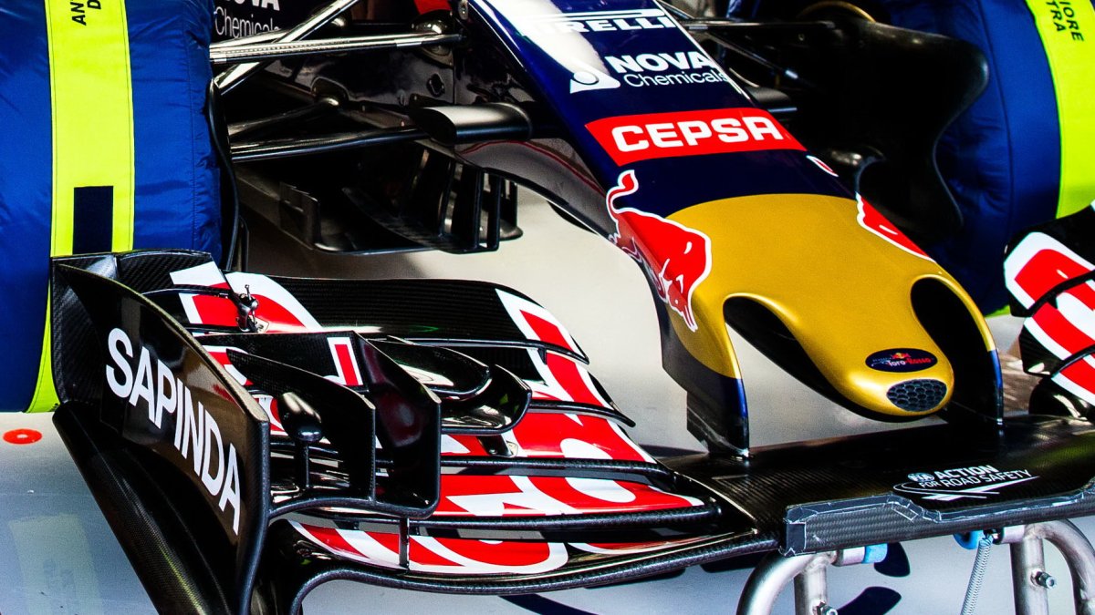 Detail předního křídla vozu Toro Rosso STR10 - Renault, GP Japonska (Suzuka)