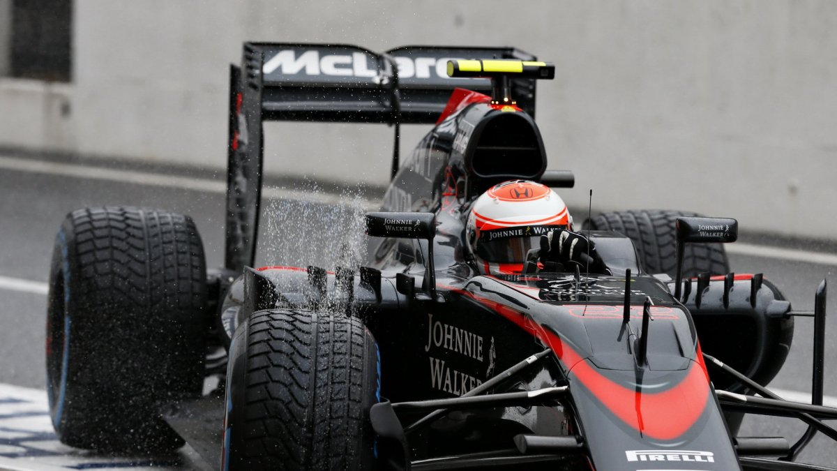 Jenson Button s McLarenem v Suzuce