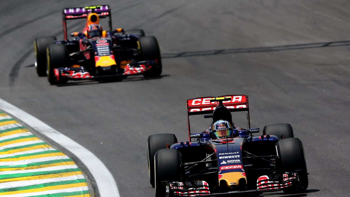 Carlos Sainz a Daniil Kvjat v Brazílii