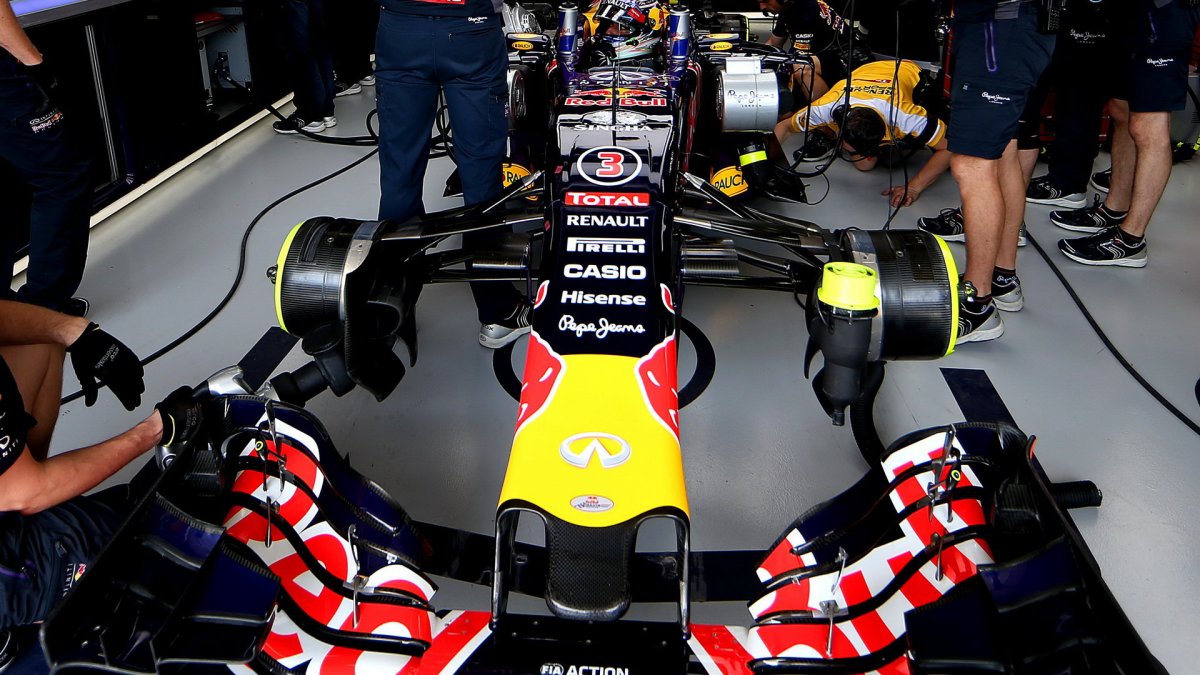 Přední křídlo vozu Red Bull RB11 - Renault v Brazílii
