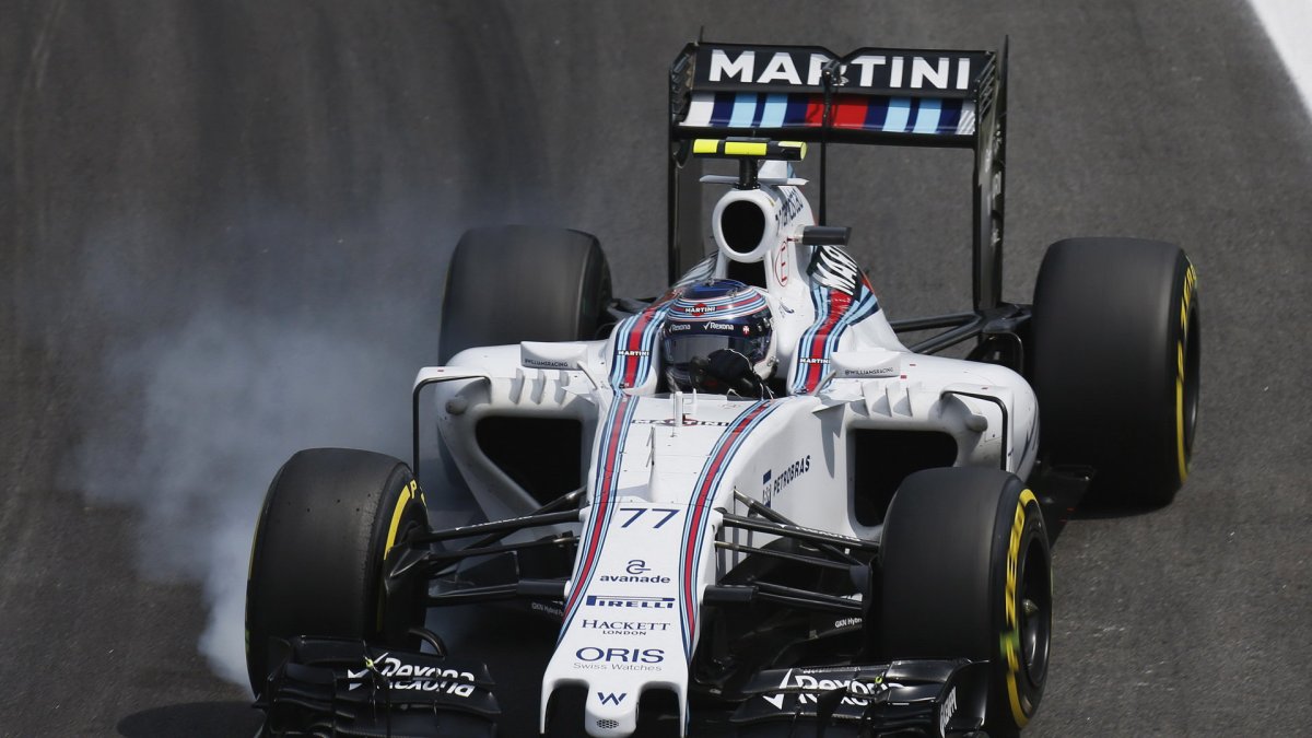 Valtteri Bottas prudce brzdí v Brazílii