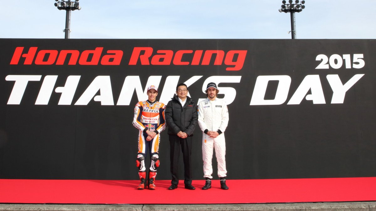 Marc Marquez, Takahiro Hačigo a Fernando Alonso při Thanks Day na okruhu Twin Ring Motegi