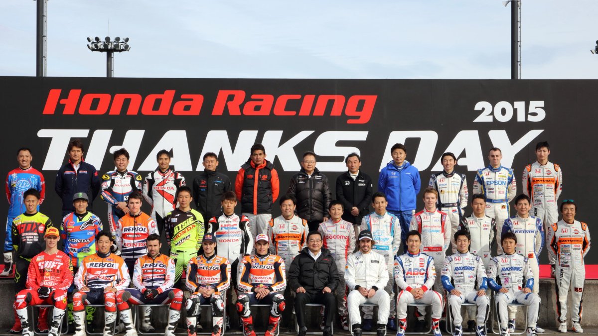 Fernando Alonso s ostatními jezdci při Thanks Day na okruhu Twin Ring Motegi