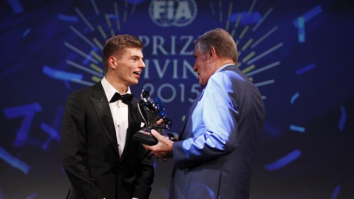 Max Verstappen přebírá ocenění na galavečeru FIA