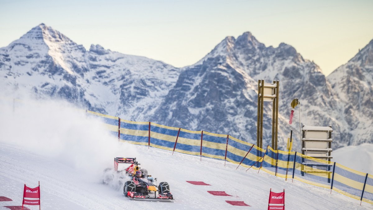 Roadshow Red Bullu v rakouských Alpách, Max Verstappen za volantem vozu RB7