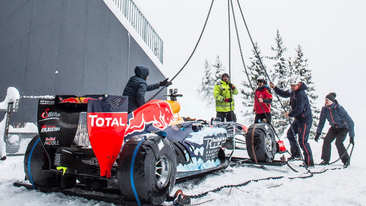 Přípravy na roadshow Red Bullu v rakouských Alpách