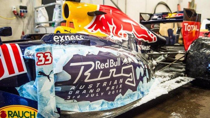 Max Verstappen s Red Bullem RB7 na sjezdovce v Kitzbühlu