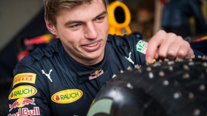 Max Verstappen s Red Bullem RB7 na sjezdovce v Kitzbühlu