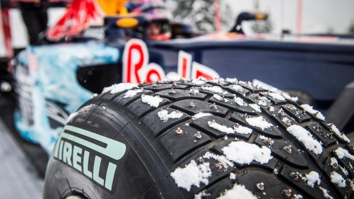 Max Verstappen s Red Bullem RB7 na sjezdovce v Kitzbühlu