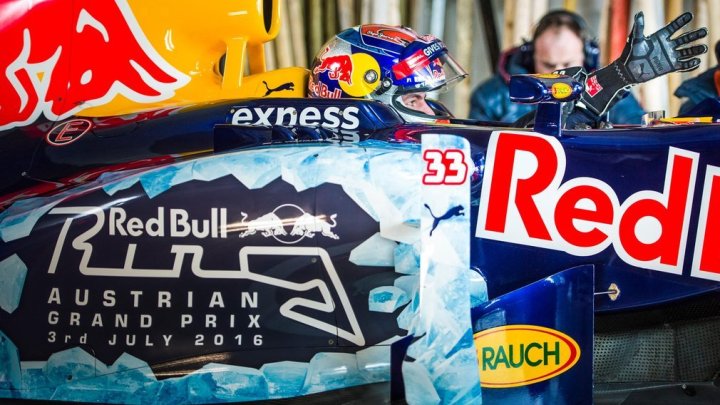 Max Verstappen s Red Bullem RB7 na sjezdovce v Kitzbühlu