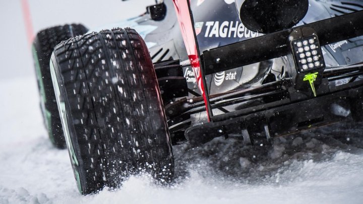 Max Verstappen s Red Bullem RB7 na sjezdovce v Kitzbühlu