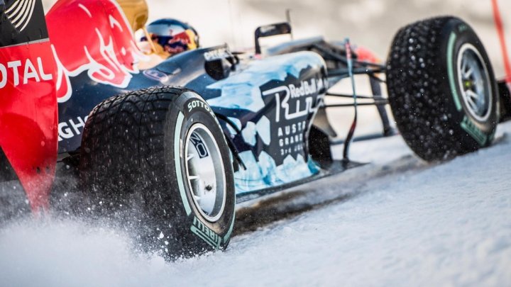 Max Verstappen s Red Bullem RB7 na sjezdovce v Kitzbühlu