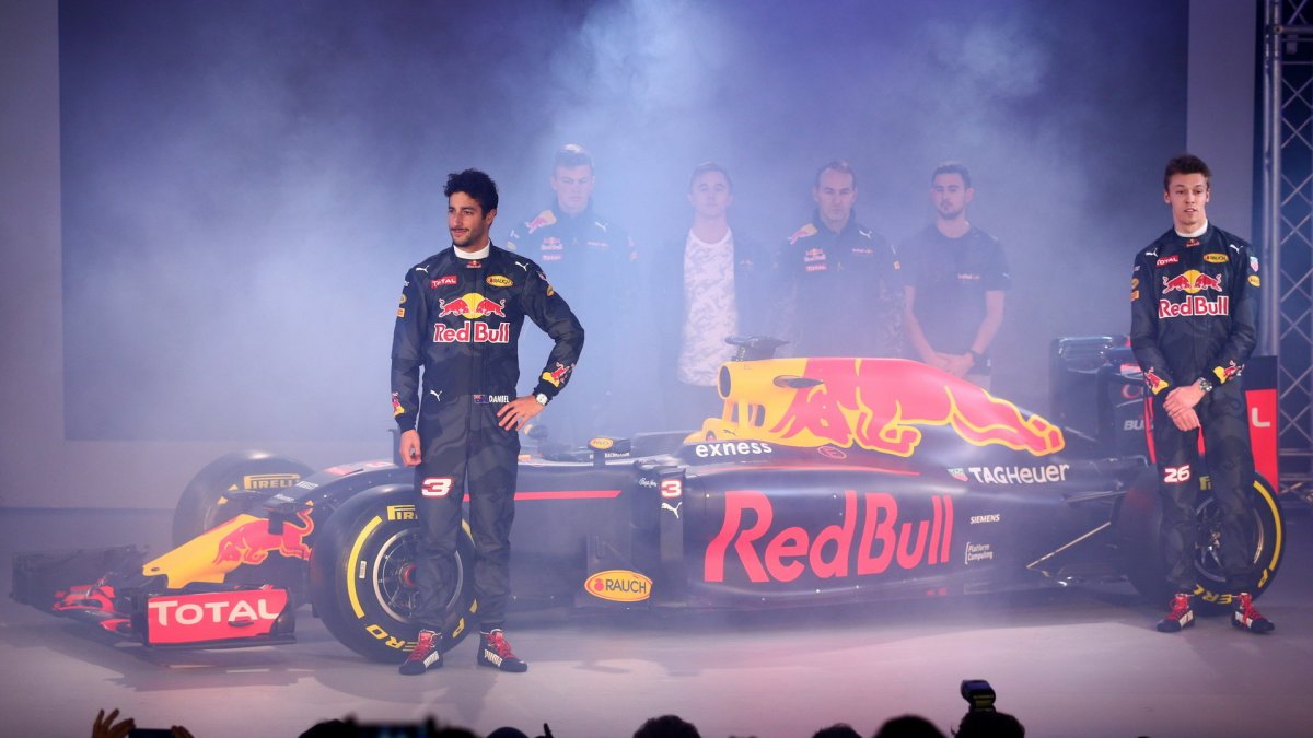 Daniel Ricciardo s Daniilem Kvjatem během prezentace