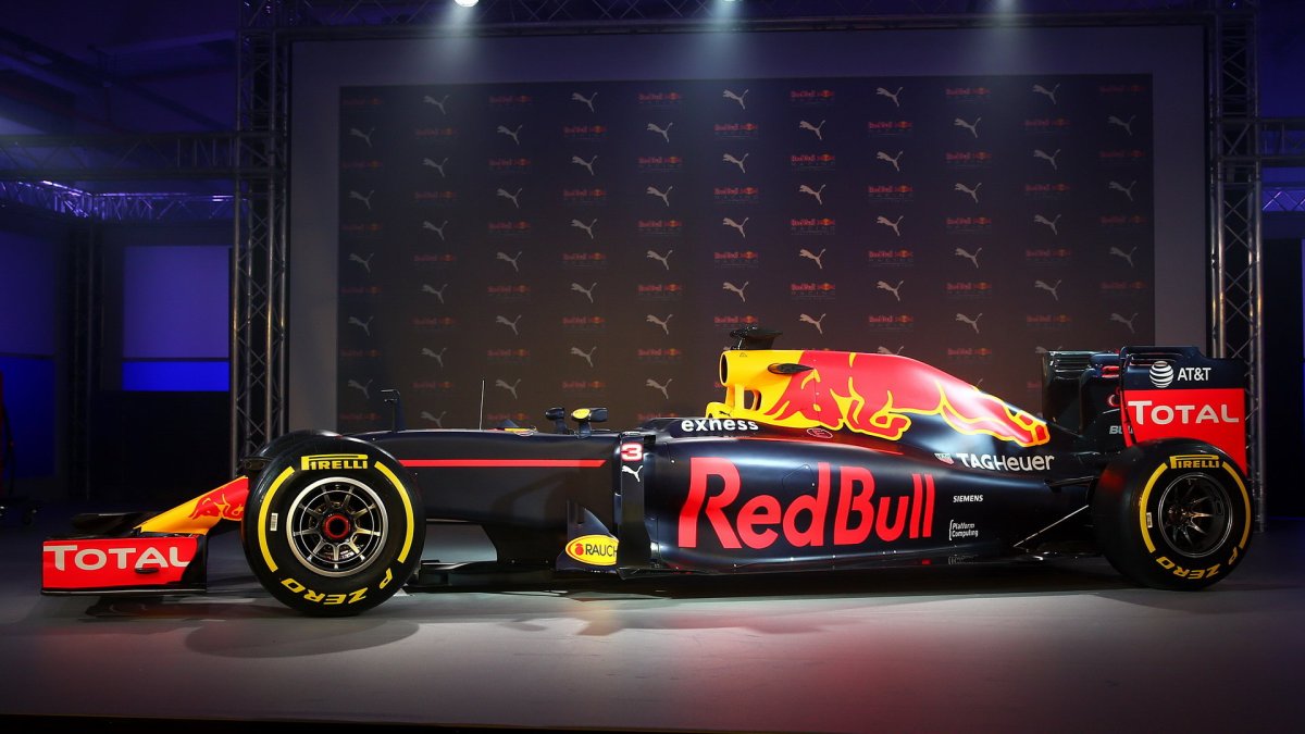 Prezentace nového zbarvení vozu Red Bull pro sezonu 2016