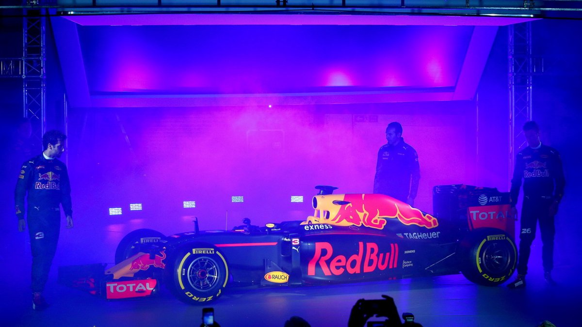 Prezentace nového zbarvení vozu Red Bull pro sezonu 2016