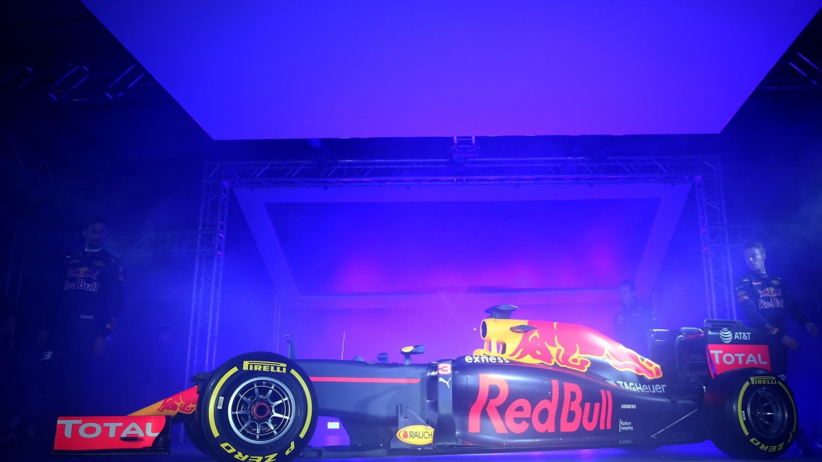 Prezentace nového zbarvení vozu Red Bull pro sezonu 2016