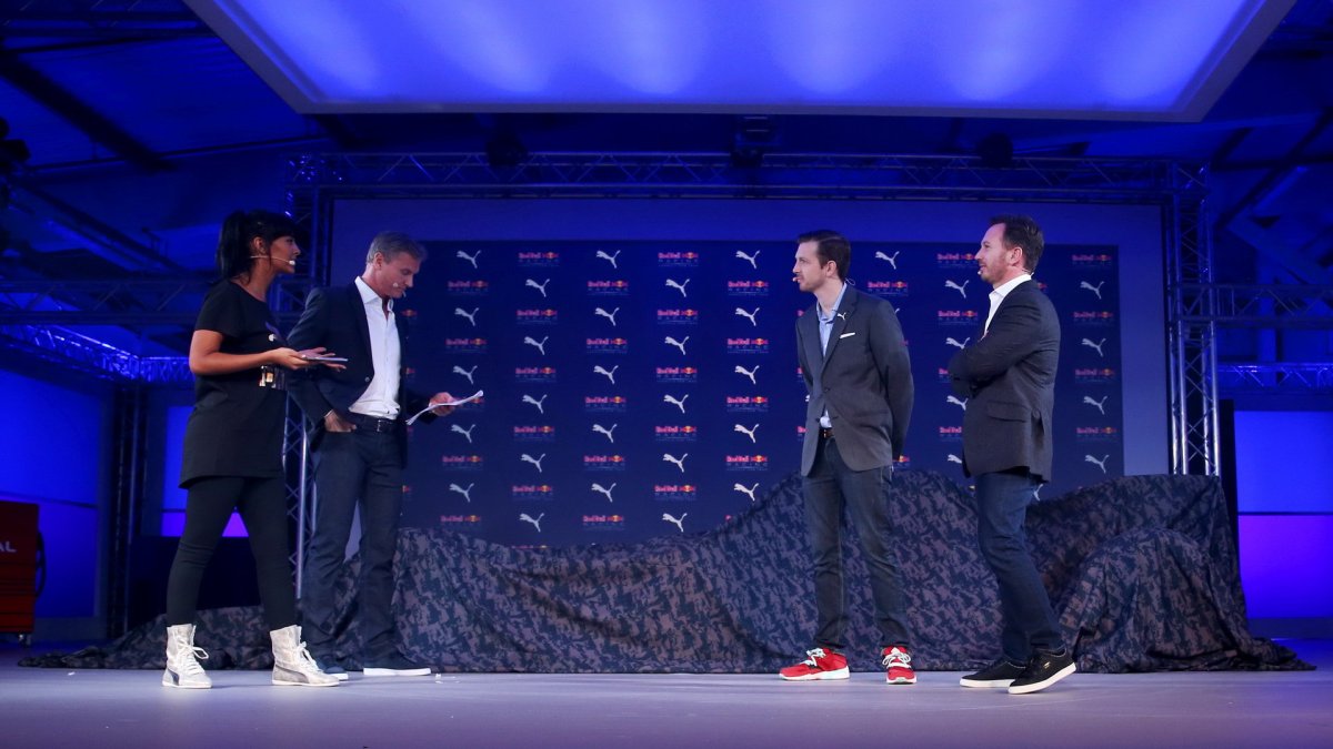 Prezentace nového zbarvení vozu Red Bull pro sezonu 2016