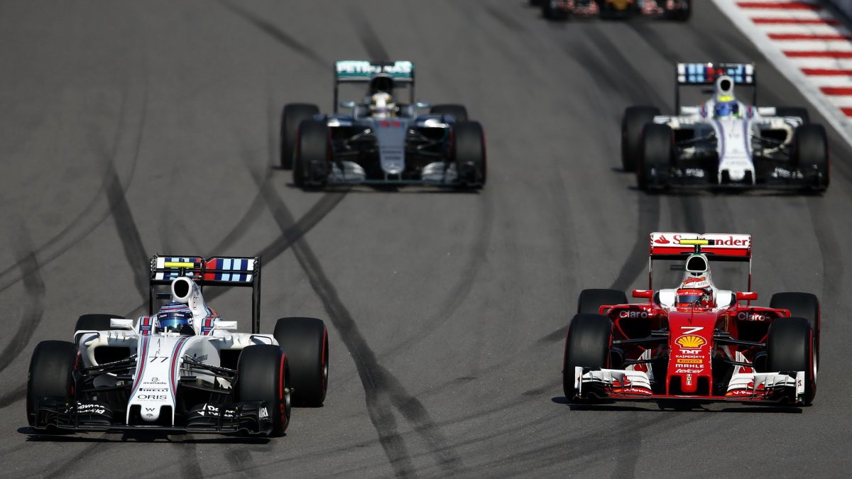 Valtteri Bottas a Kimi Räikkönen při závodě v Soči