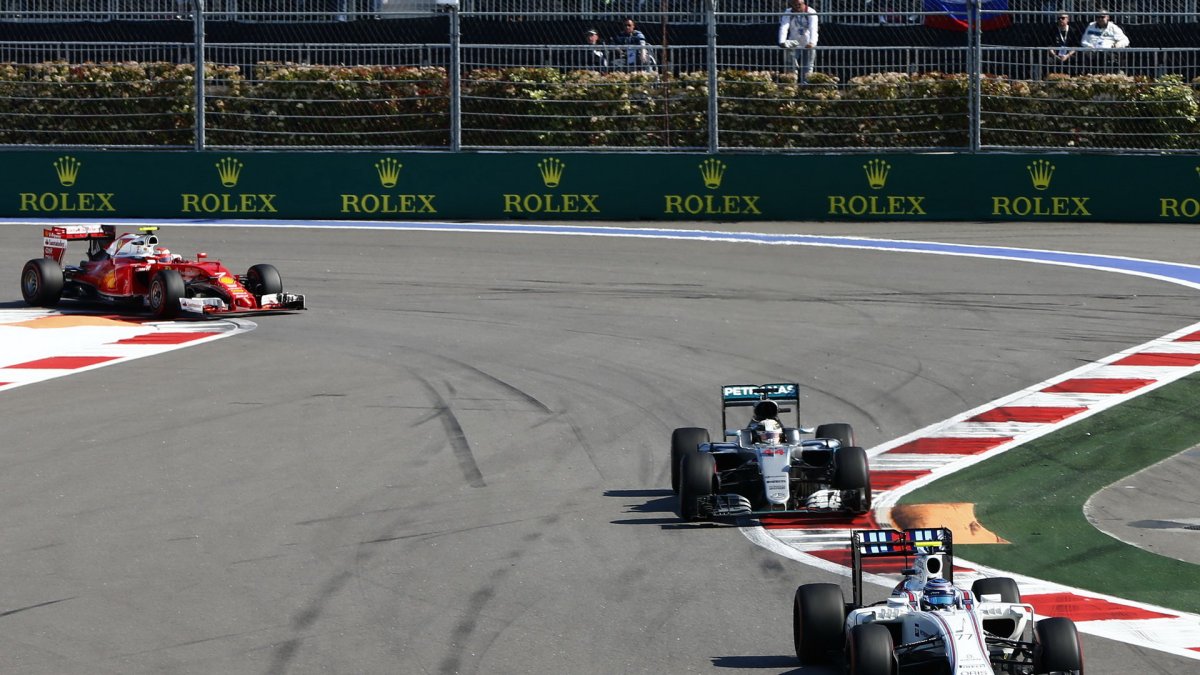 Valtteri Bottas, Lewis Hamilton a Kimi Räikkönen při závodě v Soči