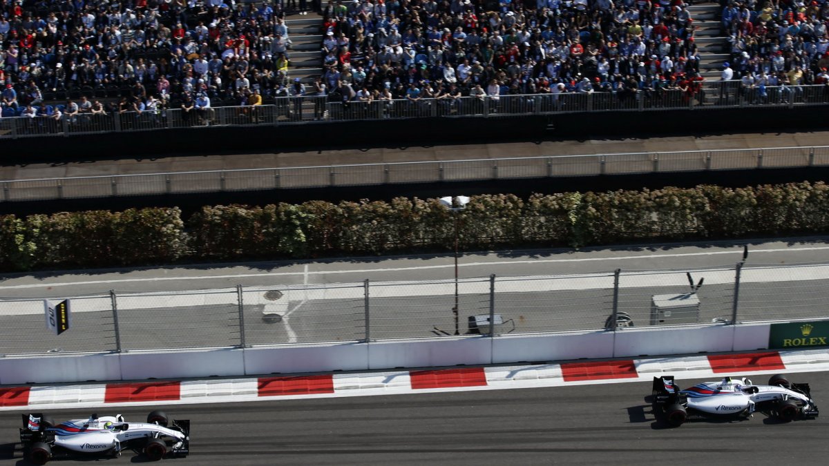 Valtteri Bottas a Felipe Massa při závodě v Soči