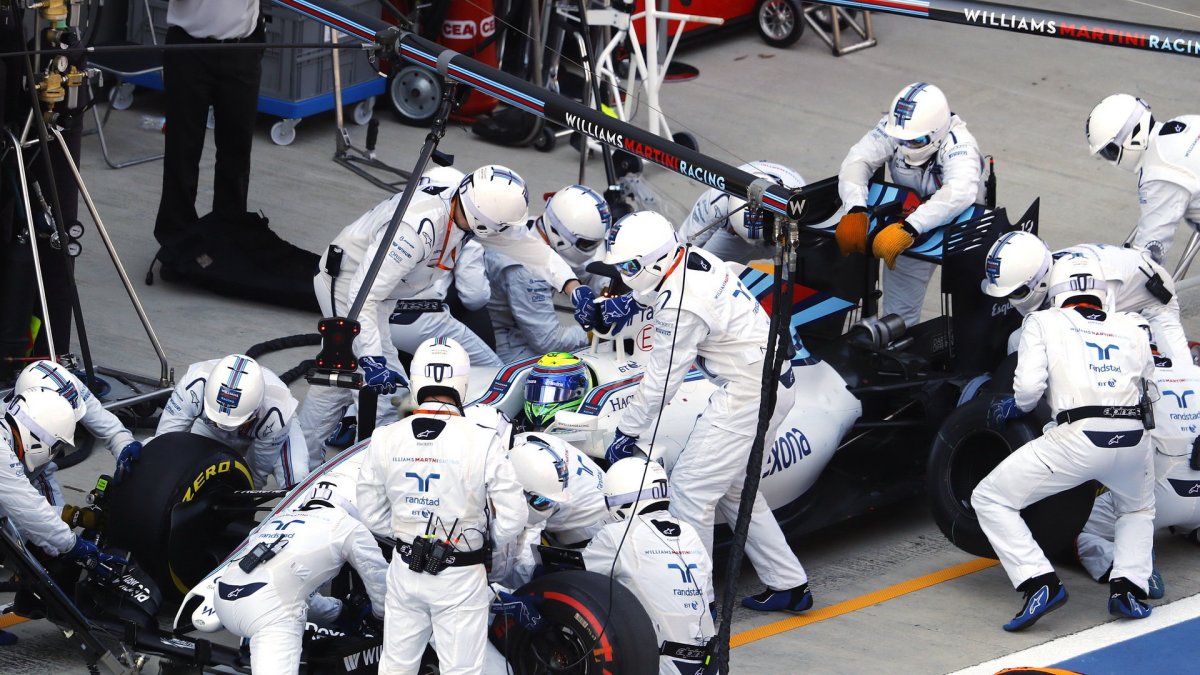 Felipe Massa v boxech při závodě v Soči